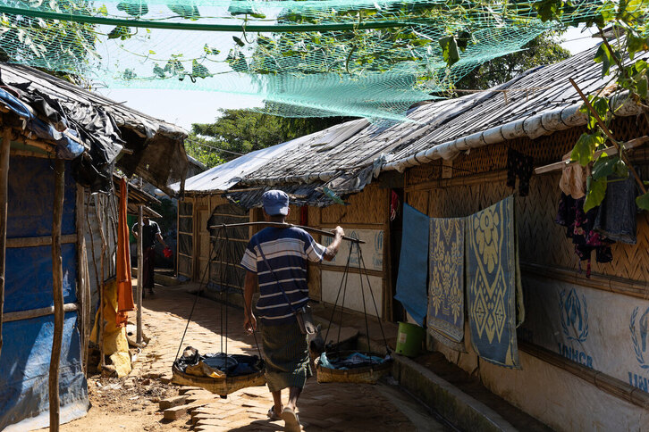 Gizon bat rohingya etniako errefuxiatuak hartzen dituen Cox's Bazarko (Bangladesh) kanpaleku batean.