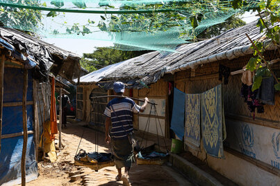 Gizon bat rohingya etniako errefuxiatuak hartzen dituen Cox's Bazarko (Bangladesh) kanpaleku batean.
