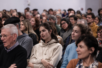 Bertsozaleak, baita bertsolariren bat edo beste ere, adi-adi iragan larunbatean Aiherran jokaturiko saioan.n.