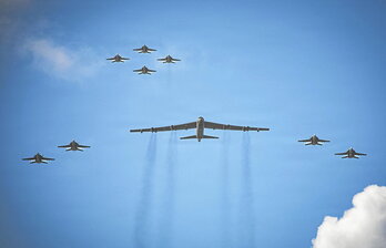 AEBko armadako F/A-18E/F Super Hornet ehiza hegazkinak B-52 Stratofortress hegazkin bonbaketariak eskoltatzen, Karibeko uretan den Ford USS Gerald R. Ford hegazkin-ontziaren laguntzarekin egindako maniobra militarretan.