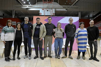 Zortzi finalistak txapel emailearekin, duela egun batzuk finalaren aurkezpenean.