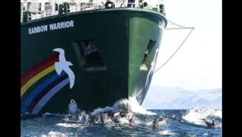Hirugarren ‘Rainbow Warrior’a du itsasoan Greenpeacek. 