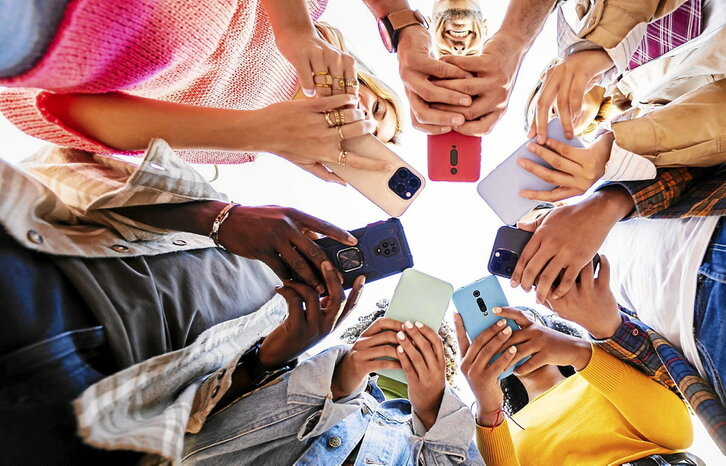 Z belaunaldia hiperkonektatuta bizi da, baina horrek ez du esan nahi haiengana heltzea erraza denik.