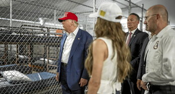 Donald Trump, AEBko Segurtasun Nazionaleko idazkari Kristi Noemekin batera, «Alligator Alcatraz» bezala ezagutzen den  immigranteen atxilotze zentroa bisitatzen.