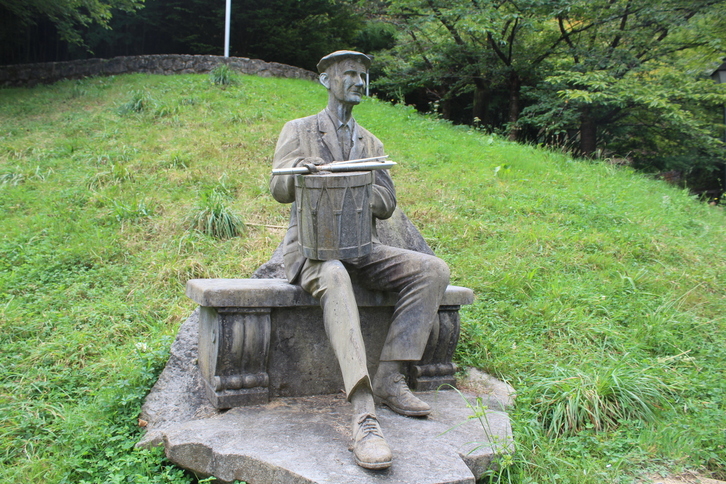 Astigarragako Udalak jarri zion oroigarria.