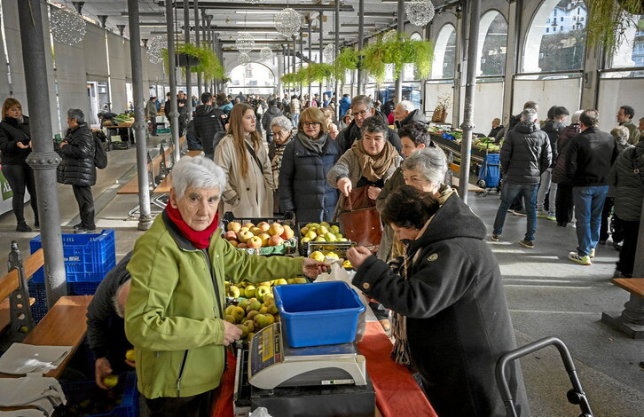 Abenduaren 27an Tolosako azoka jendetsuan ateratako argazkia.
