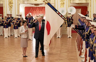 Japoniako lehen ministroa, Sanae Takaichi, AEBko presidente Donald Trumpekin pasa den urriaren 28an Tokion egindako bileran.