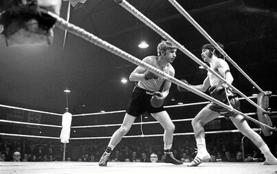 Charlie Nash (eskuinean) eta John Egan (ezkerrean), 1972ko borrokaldi batean. Charlieren anaia, William, hilabete batzuk lehenago hil zuten Derryko Igande Odoltsuan.