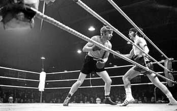 Charlie Nash (eskuinean) eta John Egan (ezkerrean), 1972ko borrokaldi batean. Charlieren anaia, William, hilabete batzuk lehenago hil zuten Derryko Igande Odoltsuan.