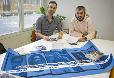 Behean, Aitor Azurki kazetaria eta Aitzol Arroyo historialaria. 1936ko Gerran internazionalistek bete zuten papera ikertzen ari dira.