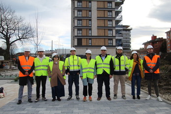 Irudian, udal agintariak Birjinosten.