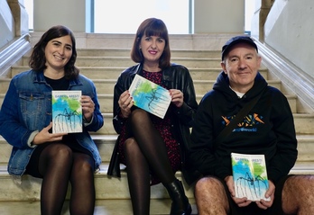 Maitane Perez Argote, Amagoia Mujika eta Oskar Azkona, saritutako ipuinen bildumaren aurkezpenean.