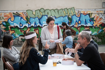 Mintzapraktika saio bat Baionan, artxiboko irudian.