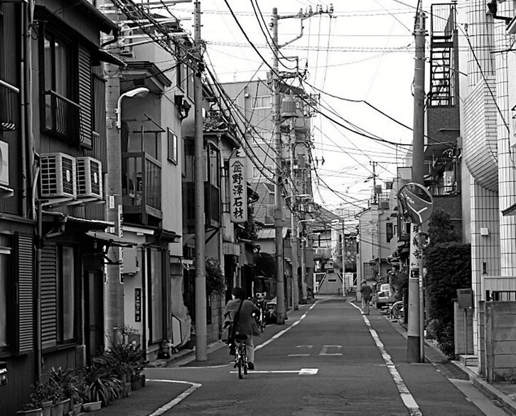 Japoniako kaleetan, eraikin bakoitza mikro-hiri bat da.