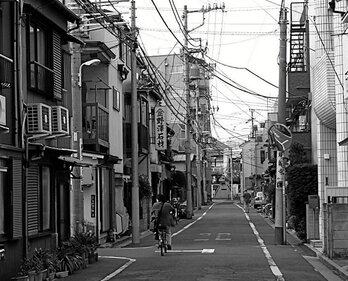 Japoniako kaleetan, eraikin bakoitza mikro-hiri bat da.