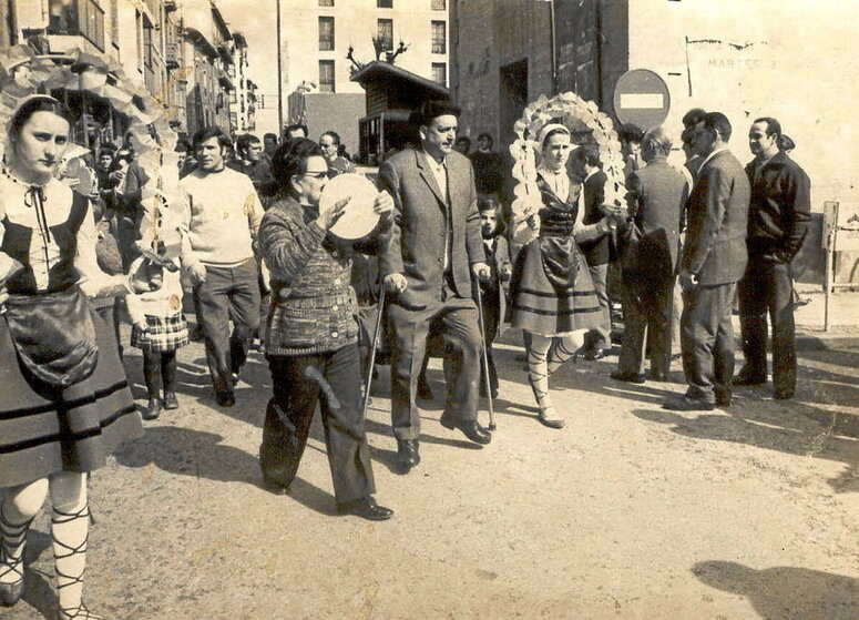 Primi Erostarbe panderoa jotzen bere omenaldiaren egunean, Zarautzen, 1975eko Trikiti Egunean.