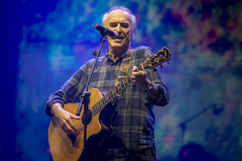 Gontzal Mendibil, oholtzaren gainean. 