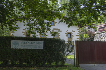 Irudian, Euskaltzaindiaren egoitza Donostian.