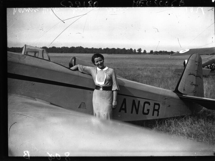 Maryse, bere hegazkinaren aurrean, 1935 urtearen inguruan.