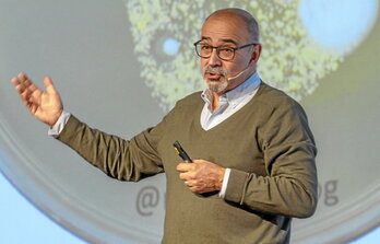 Ignacio Lopez Goñi, Nafarroako Unibertsitateko Mikrobiologiako katedraduna eta bertako Zientzia Museoko zuzendaria, azalpenak ematen.