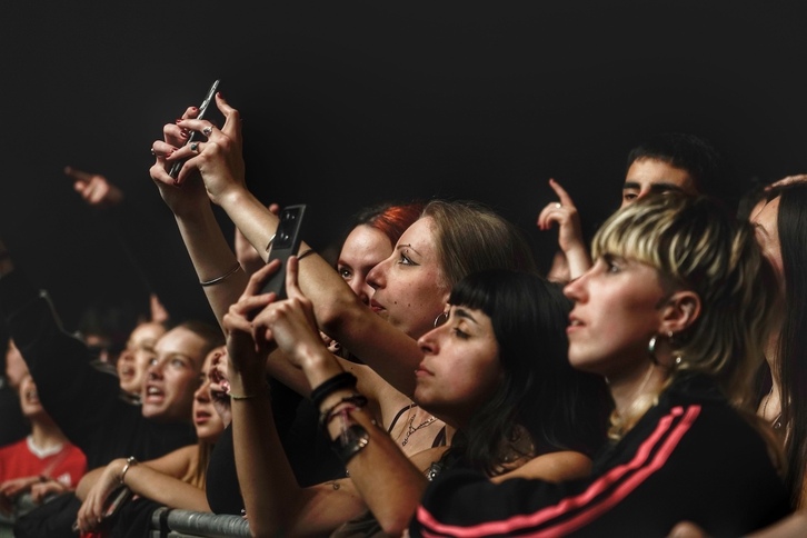 Musika jarraitzaile gazteak kontzertu batean, artxiboko irudian.