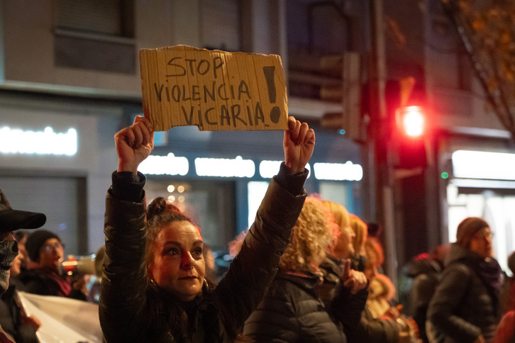 Indarkeria bikarioaren aurkako mezua mobilizazio batean, artxiboko irudian.