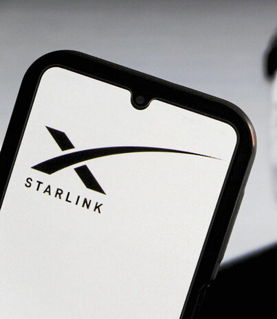 Ezkerrean, Starlink enpresaren logotipoa smartphone batean. Goian, lur arraro ezberdinen oxidoak: praseodimioa, zerioa, lantanoa, neodimioa, samarioa eta gadolinioa.