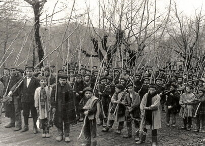 1915. urtean Zeanurin, Bizkaian, izandako Zuhaitz Egunean jasotako argazkia da goian ageri dena.