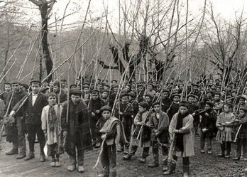 1915. urtean Zeanurin, Bizkaian, izandako Zuhaitz Egunean jasotako argazkia da goian ageri dena.