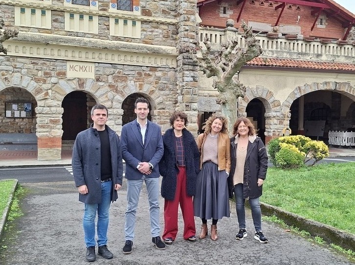 Irudian, udal agintariak eta Maxam enpresako ordezkariak.