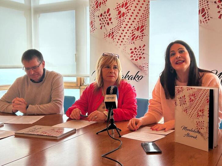 ‘Mundakako Atorrak’ argitalpenaren aurkezpena, irudian.