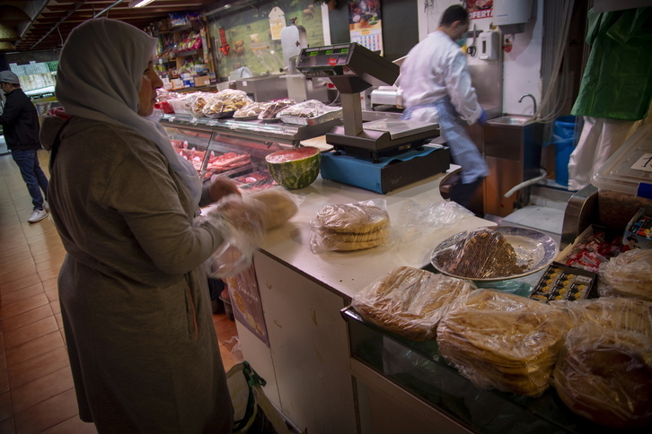 Bezeroak dendan, artxiboko irudian.