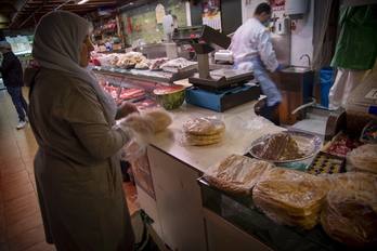 Bezeroak dendan, artxiboko irudian.