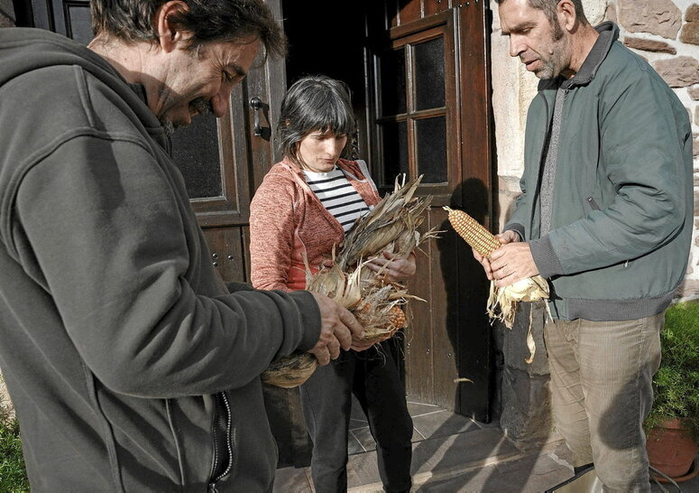  Marc Badal eta Edorta A. Murua ikerlariak, Lekarozeko arto zaindari batekin.