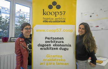 Jone Etxeberria eta Jone Otxoa, Koop57 kooperatibako lehendakaria eta idazkari teknikoa, hurrenez hurren, Donostiako Egia auzoan duten bulegoan. Hurrengo orrialdean, urteurrenaren harira egindako pilotak.