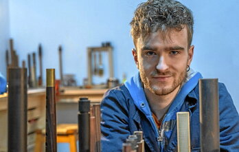 «Arenza» izenpean musika eta dantza tresna tradizionalak modu artisauan egiten ditu Arzallusek.