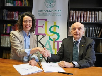 Itziar Cortes eta Andres Urrutia, hitzarmenaren sinaketan. 