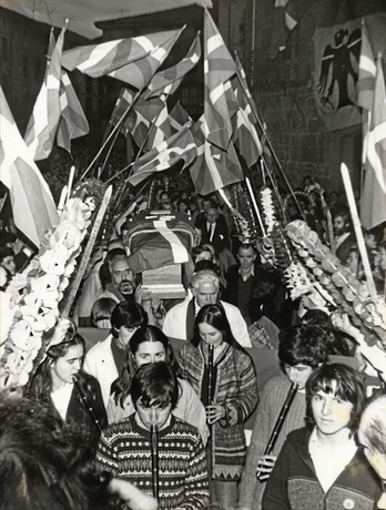 Ezkerretik eskuinera, Monzonen hilkutxa San Pedro Elizan sartzen; 1977an, Askatasun Ibilaldian; eta, mugan, Polizia espainolak gorpua bahitu zuenekoa.