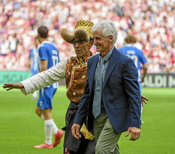 Pasang Temba eta Martin Zabaletari 2024an San Mamesen egindako omenaldia.