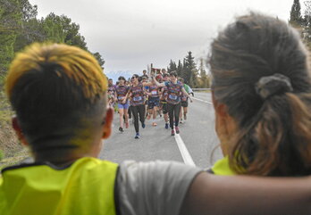 Aurtengo edizioak 2.180 kilometroko ibilbidea osatuko du. Irudian, 2024ko edizioa Nafarroako Castejon herrira iristen, furgoneta barrutik hartutako irudian.