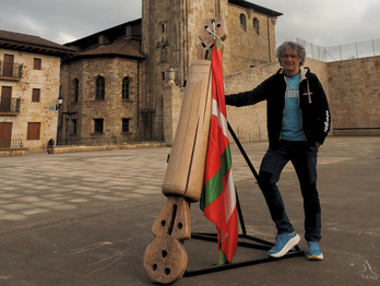 Joseba Irazabal, Otxandioko plazan, Alberto Barrondo artistak egindako lekuko erraldoiarekin.