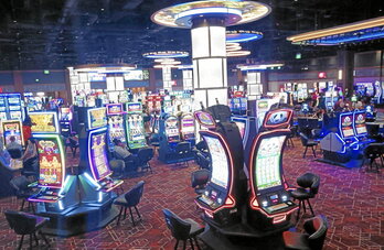 Goian, txanpon-makinez betetako areto bat kasino indigena batean.