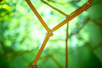 Arte lan bat Artium Museoan, artxiboko irudi batean.