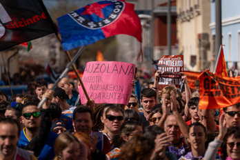 Auzolana aldarrikatzen.