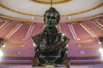 Juan Crisostomo de Arriagaren omenezko eskultura, irudian.