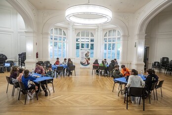 Udalak eta Elhuyarrek antolatutako topaketa, irudian.